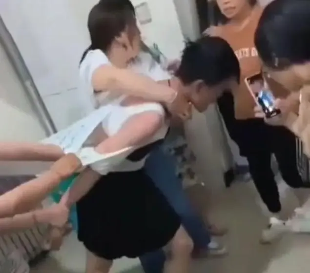 河北师范大学一男生假装女生，进入女澡堂女浴室偷拍视频被发现